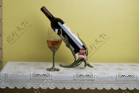 红酒杯与红酒架图片