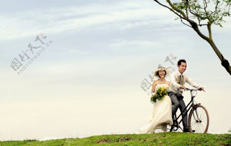 生活中的演戏中的情侣中国伉俪婚纱结婚结婚照自行车草地图片