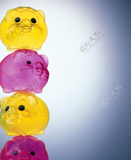 透明的彩色猪存钱罐