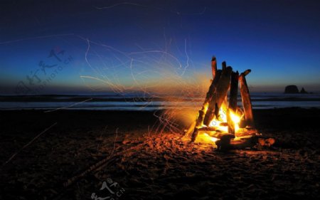 高清夜景海边篝火