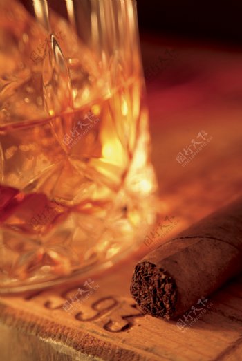 威士忌雪茄图片