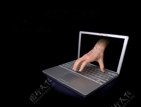 笔记本电脑内伸出的手高清