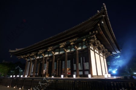 日本奈良夜色下兴福寺大会堂图片