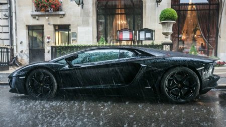 雨中豪华跑车