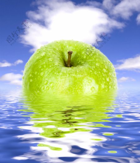 水中的苹果图片