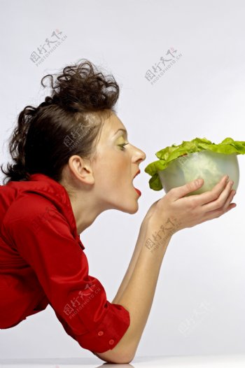 吃绿色蔬菜的美女图片