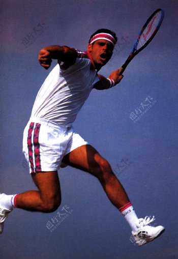 网球选手比赛竞赛激烈球拍场地羽毛球矫健熟练球员体育运动健康广告素材大辞典