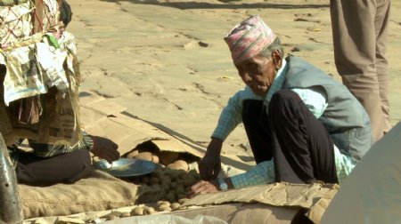 尼泊尔人通过各种坚果市场股票的录像