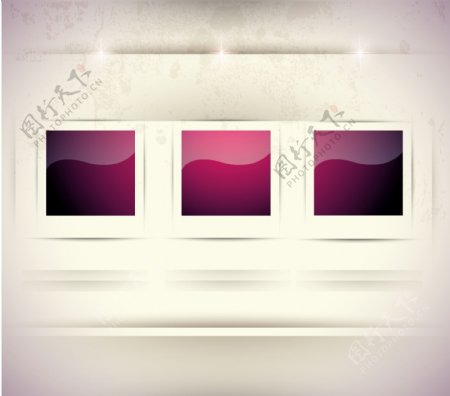 墙壁上的紫色空白相框图片