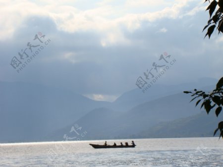 泸沽湖渔船剪影图片