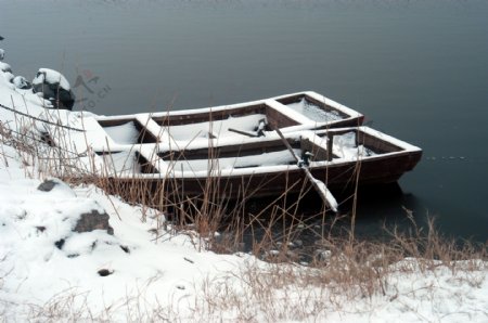 雪后小河里的小渔船