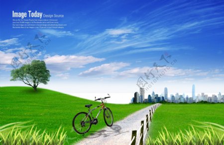 草地小路上的自行车