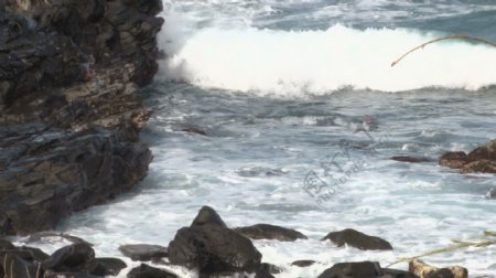 波浪撞击岩石放大的股票视频视频免费下载