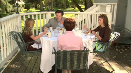 家人坐下来吃外面的股票视频视频免费下载