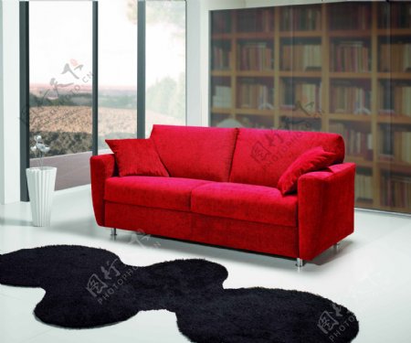 客厅红色沙发黑色地毯图片