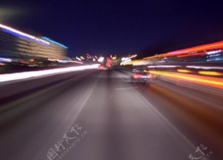 汽车在城市的夜晚疾驰图片