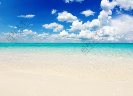 蓝天白云沙滩