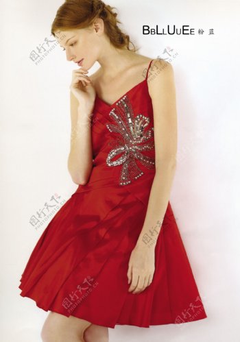粉蓝衣橱服饰LOGO2010春夏女装洋红色吊带长裙金发女郎600DPI图片