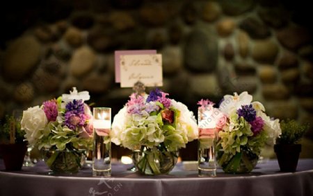 婚礼场地温馨无人婚礼场地布置蜡烛桌子台卡花艺花卉插花花瓶图片