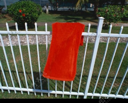 栏杆上的红毛巾图片