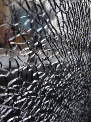 网破碎的钢化玻璃图片