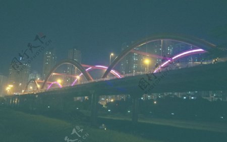 城市夜景深圳彩虹桥图片