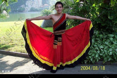 彝族服饰图片