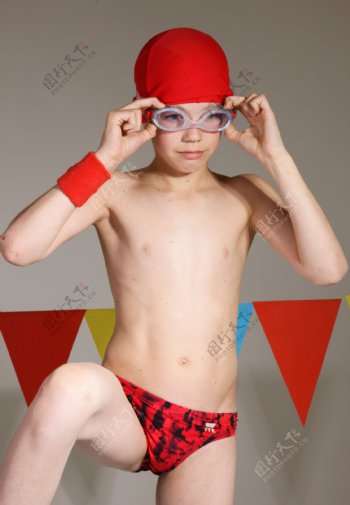 戴着游泳眼镜的男孩图片