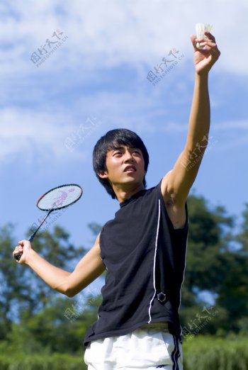 帅男打羽毛球图片