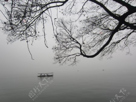 寒冷湖面一叶孤舟图片
