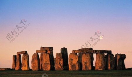 日落下的英国史前巨石阵图片