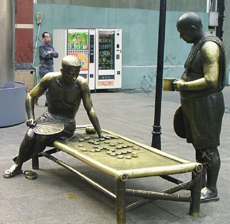 武汉步行街艺术雕塑下棋图片