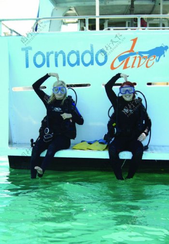 Tornado大堡礁旅游潜水者准备下水图片