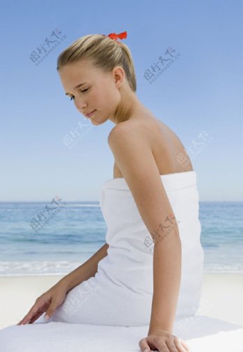 美女模特夏日海滩的悠闲生活图片