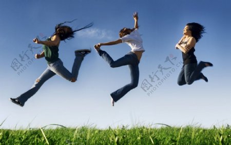 女人跳跃跳动运动高兴开心女人图片