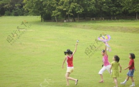 公园草场上放风筝的孩子们图片