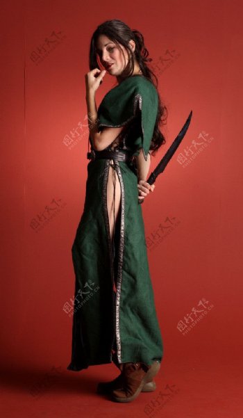 女武士绿色长袍暗背景图片