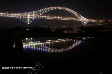 世界第一拱夜景灯光桥图片
