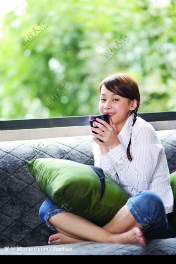 清纯少女正面沙发喝茶图片
