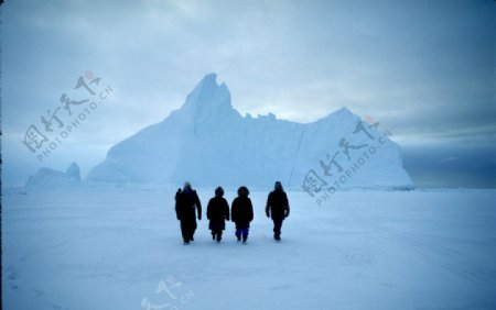 北极科考人员图片