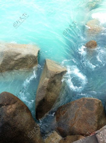 海水岩石图片