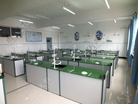 一中化学实验室内景图片