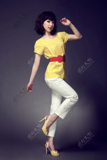 刘思辰黄色上衣西装裤红腰带写真图片