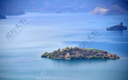 泸沽湖的鸟岛与黑瓦俄图片