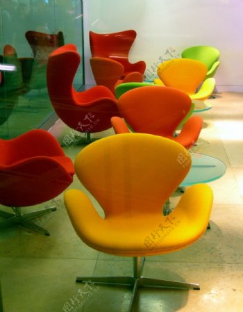 椅子多色缤纷天鹅椅无人静物设计图片