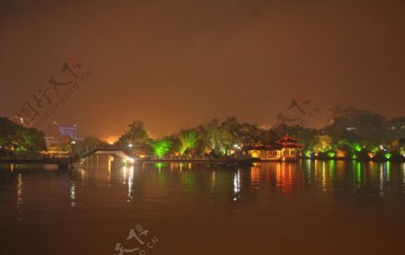 广西桂林桂湖夜景图片