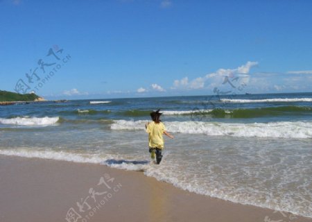 沙滩上奔跑的女孩图片