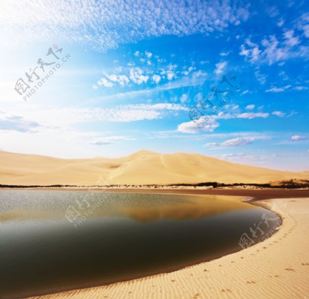 沙漠荒漠湖水湖泊图片