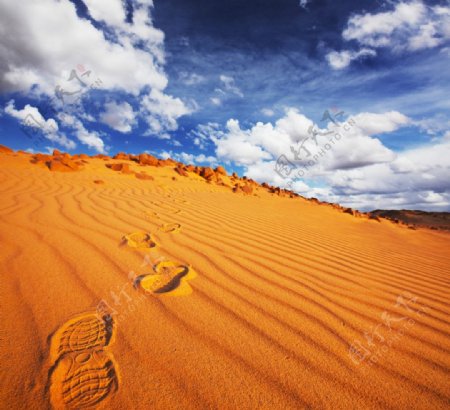 蓝天白云沙漠脚印图片