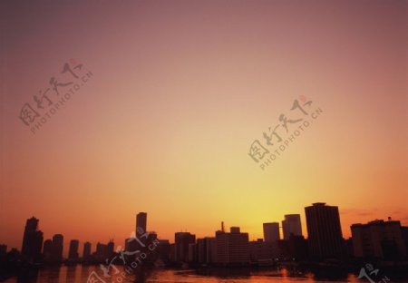 傍晚中的江边城市风景图片